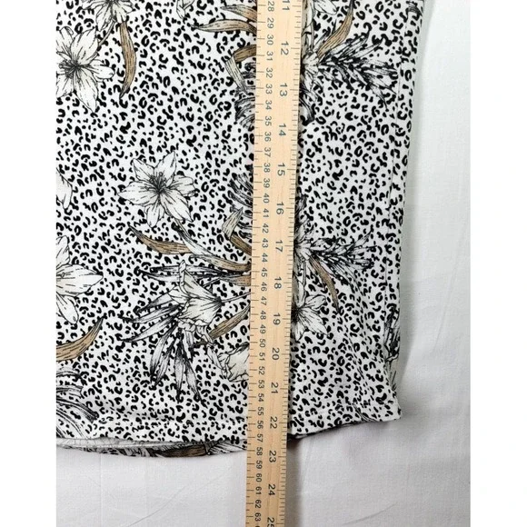 White House Black Market V Neck Top Medium Animal & Floral Print Ruffle Sleeves - Picture 7 of 7